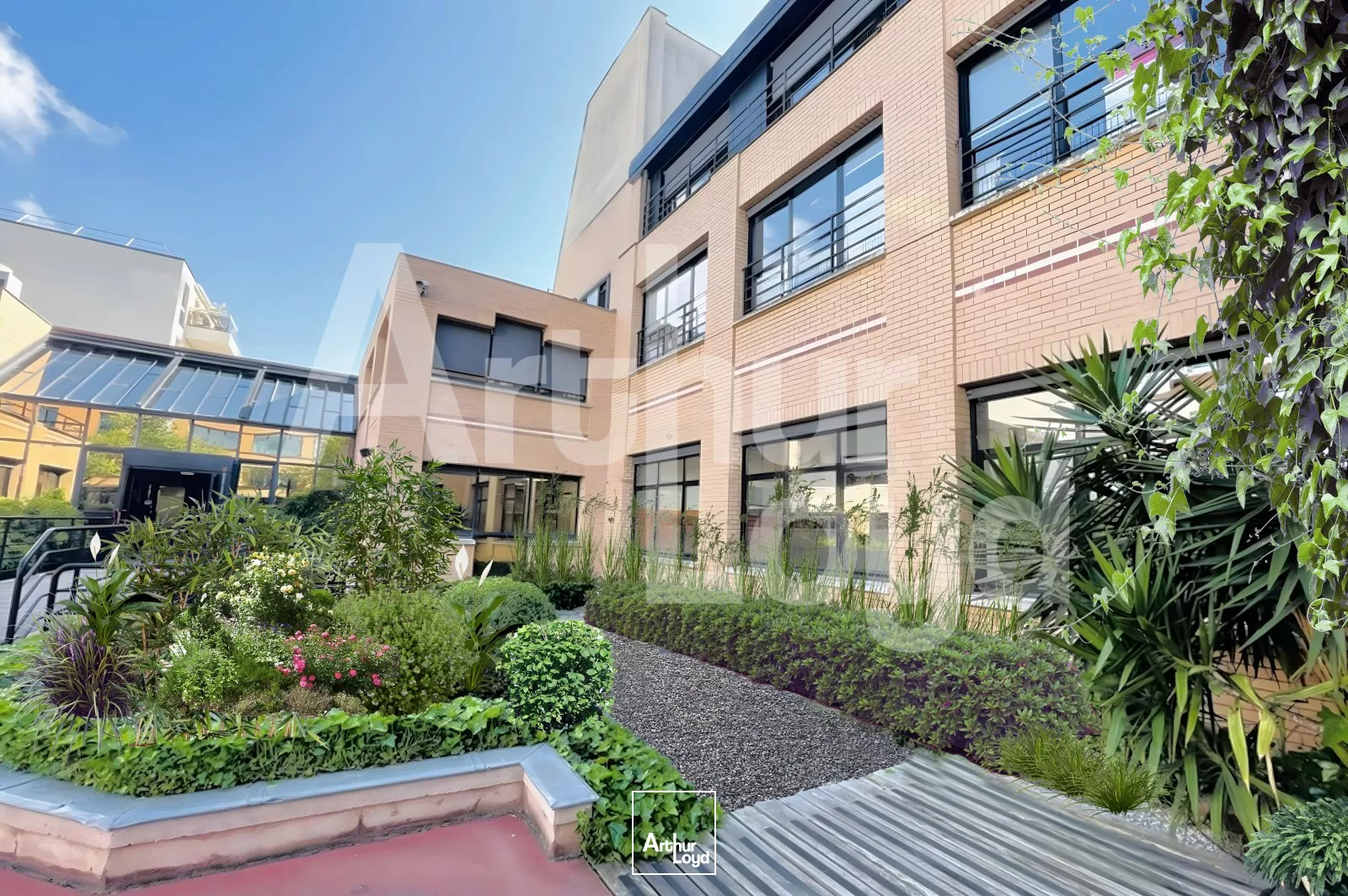 Immeuble indépendant avec cour intérieure, à vendre à Suresnes