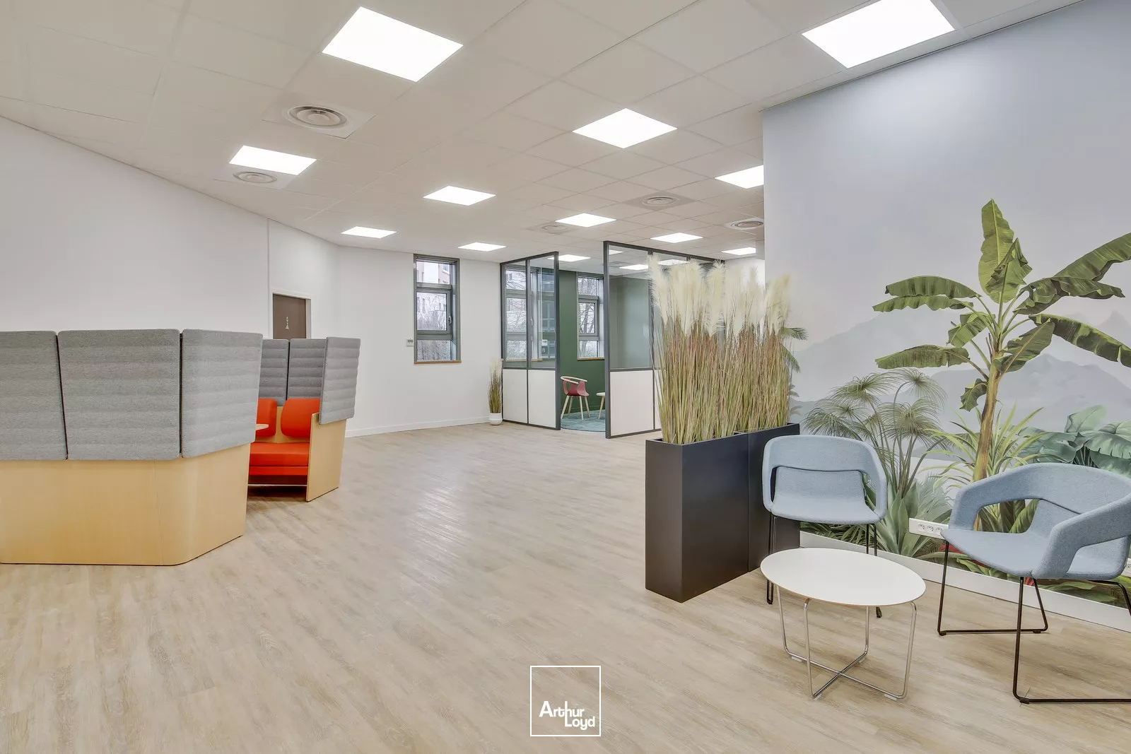 Rueil sur Seine - Bureaux rénovés - Nombreux services - Parking - Proximité RER A