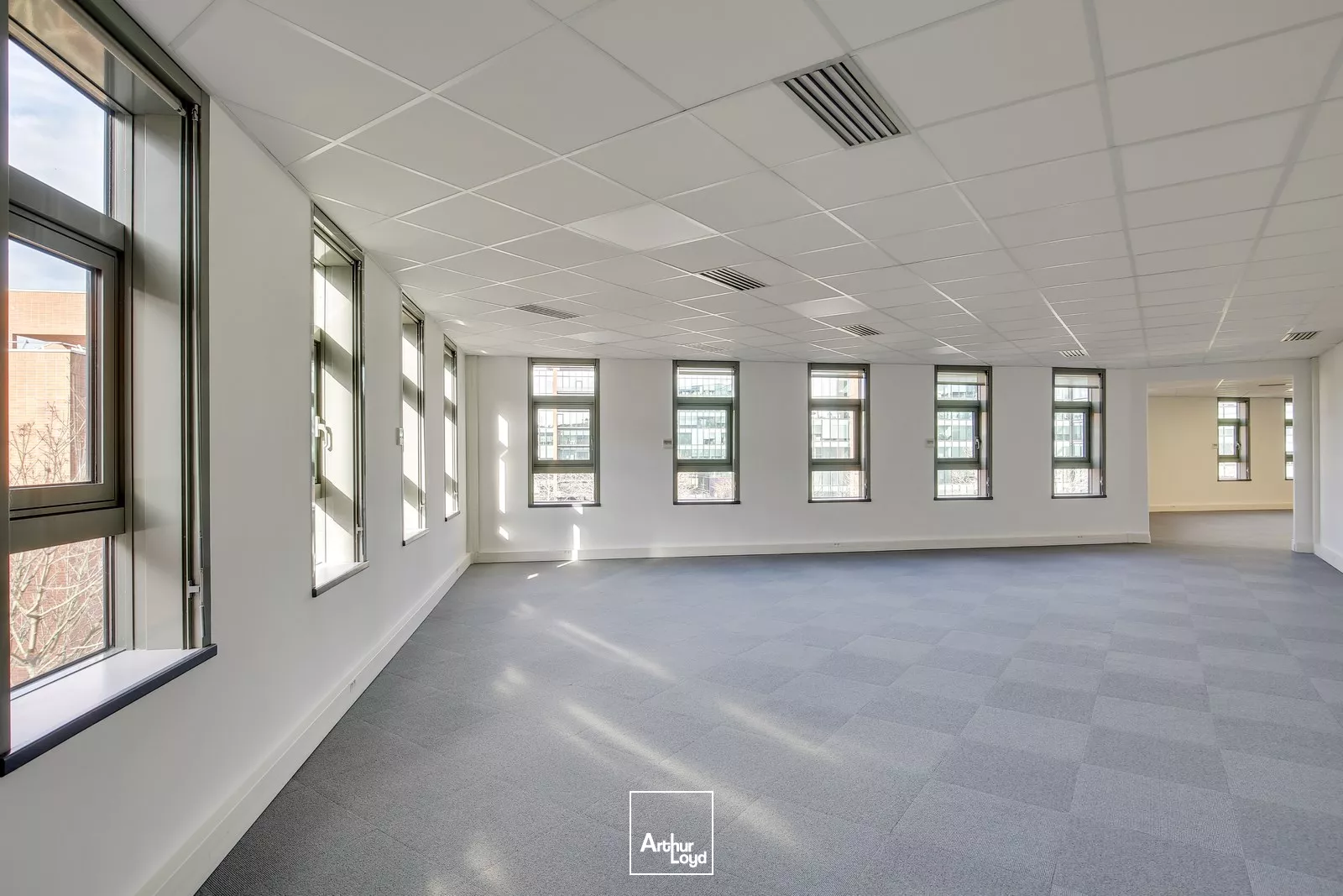 Rueil sur Seine - Bureaux rénovés - Nombreux services - Parking - Proximité RER A