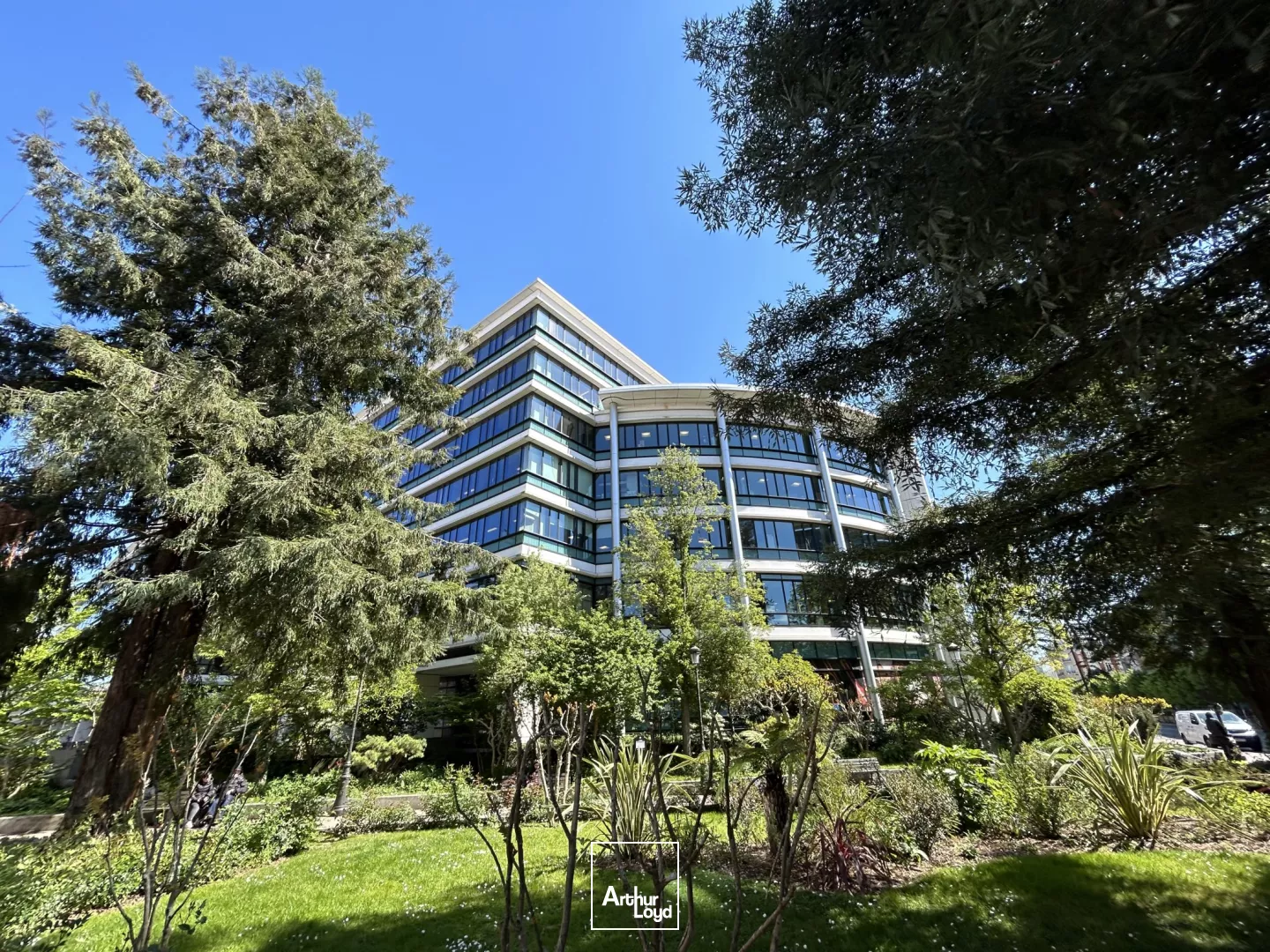 Bureaux Plug & Play avec Roof Top à Levallois-Perret - Proche du Métro 3