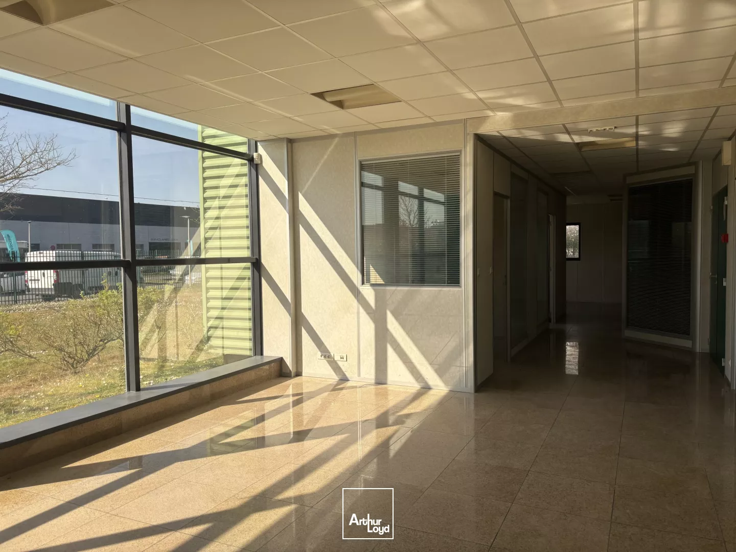 Bâtiment mixte à usage d'activités ou de commerce à louer - 1 068 m2 - Grande aire de stockage extérieure de 1 200 m2.