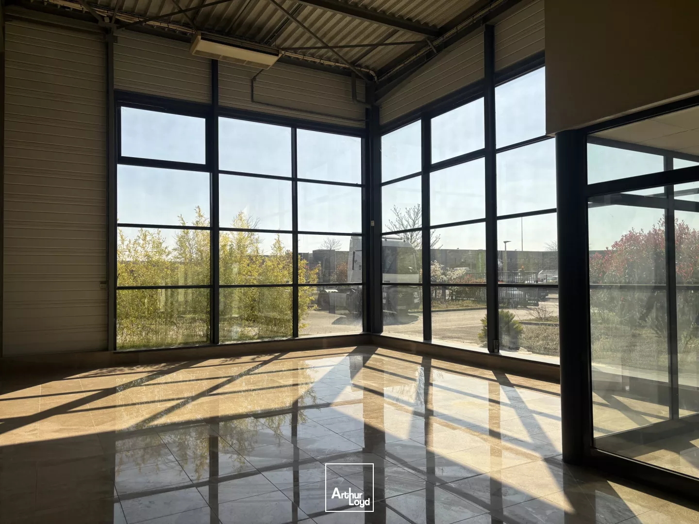 Bâtiment mixte à usage d'activités ou de commerce à louer - 1 068 m2 - Grande aire de stockage extérieure de 1 200 m2.