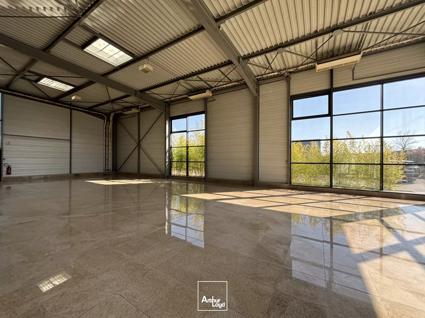 Bâtiment mixte à usage d'activités ou de commerce à louer - 1 068 m2 - Grande aire de stockage extérieure de 1 200 m2.