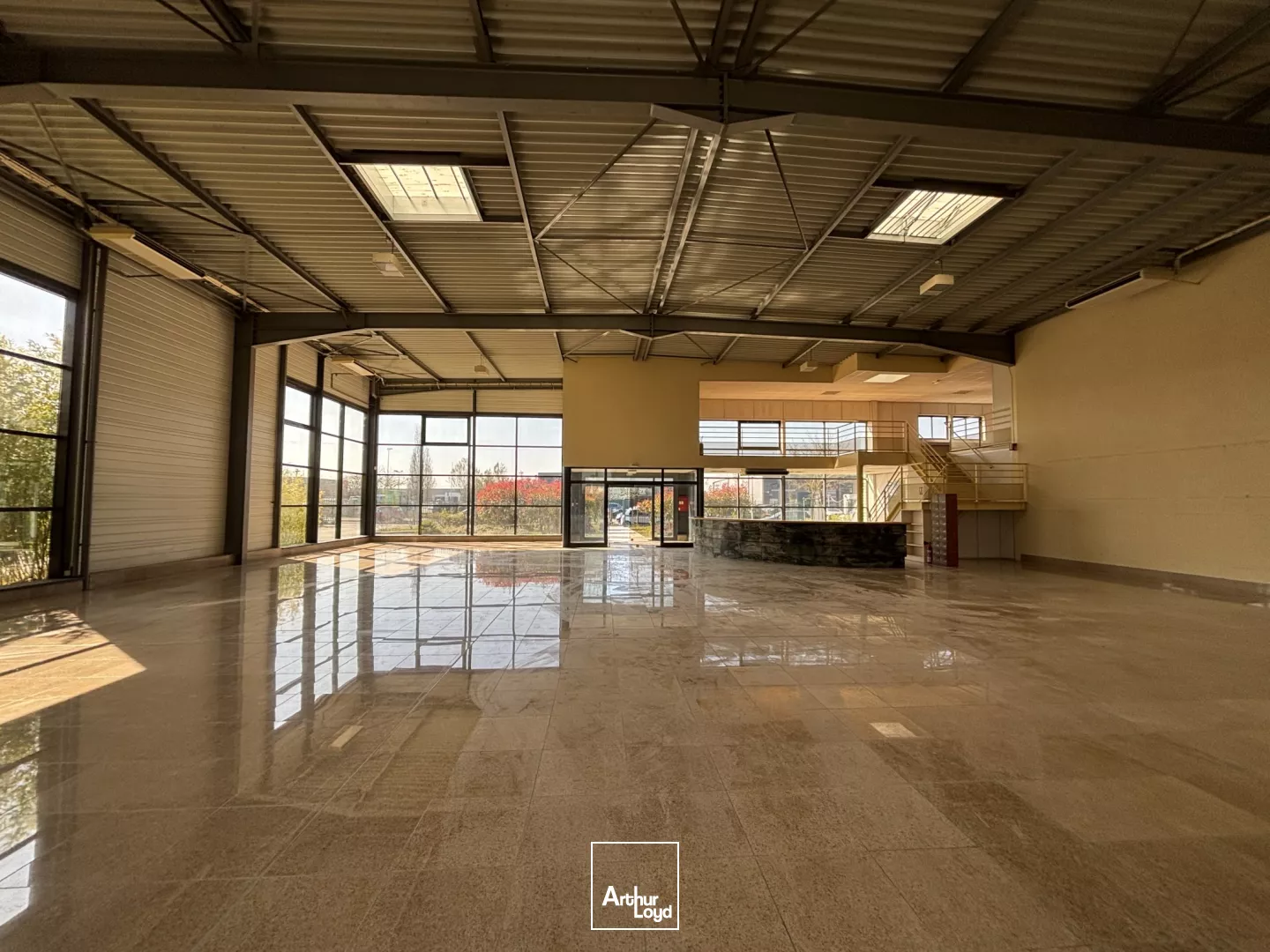 Bâtiment mixte à usage d'activités ou de commerce à louer - 1 068 m2 - Grande aire de stockage extérieure de 1 200 m2.