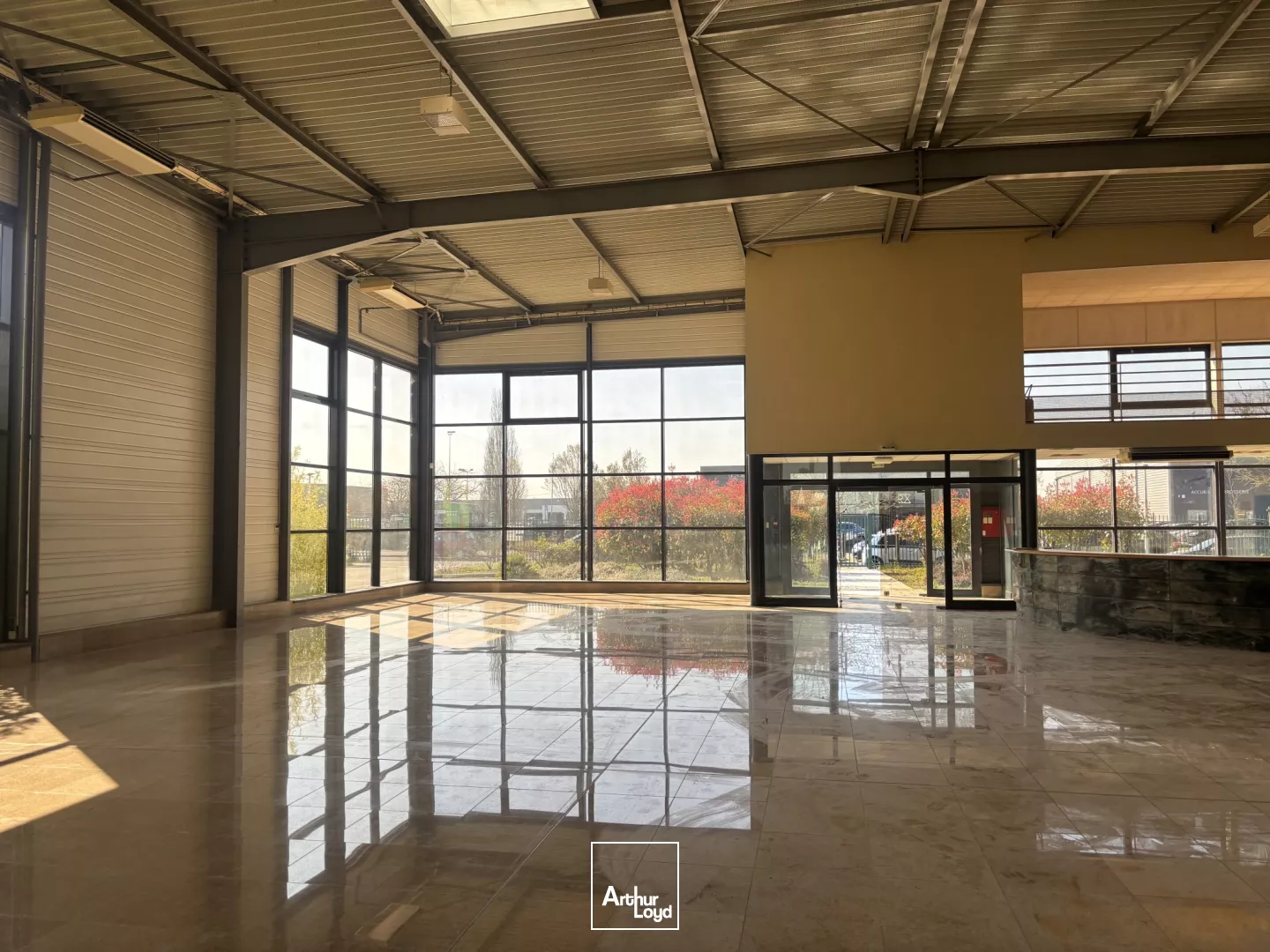 Bâtiment mixte à usage d'activités ou de commerce à louer - 1 068 m2 - Grande aire de stockage extérieure de 1 200 m2.