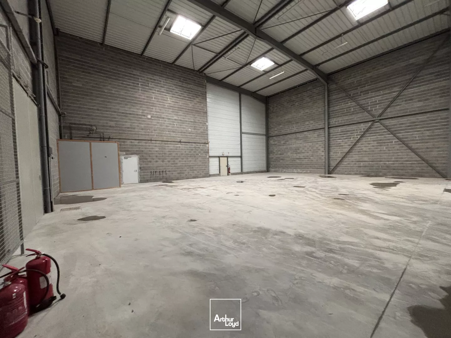 Bâtiment mixte à usage d'activités ou de commerce à louer - 1 068 m2 - Grande aire de stockage extérieure de 1 200 m2.