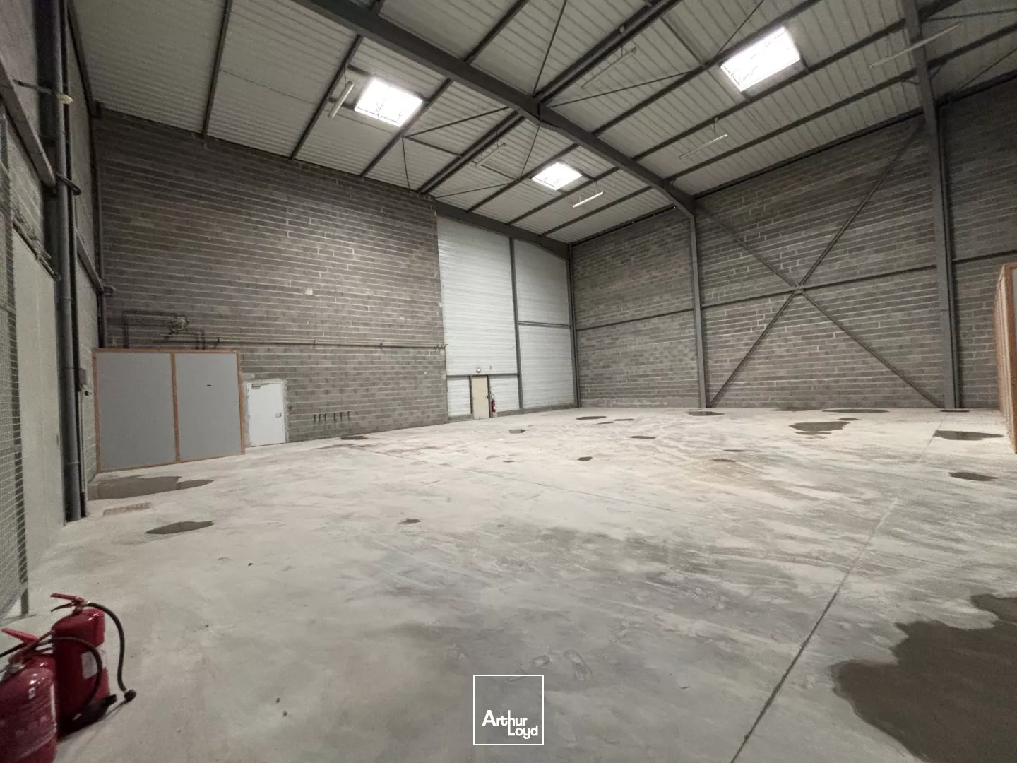 Bâtiment mixte à usage d'activités ou de commerce à louer - 1 068 m2 - Grande aire de stockage extérieure de 1 200 m2.