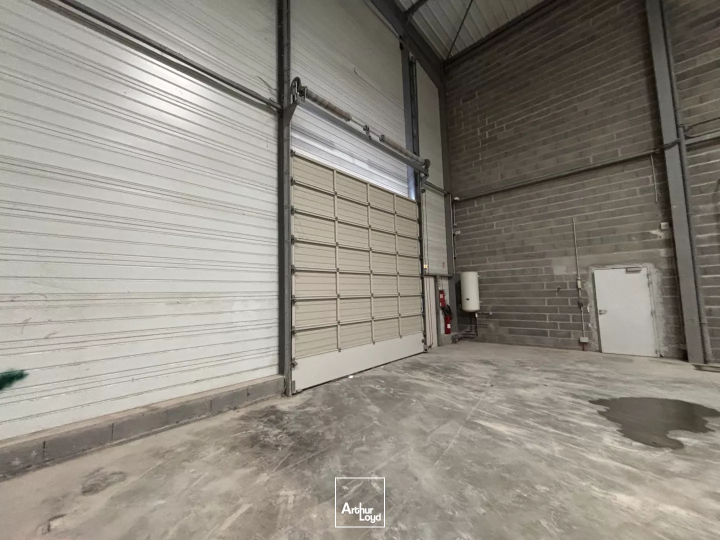 Bâtiment mixte à usage d'activités ou de commerce à louer - 1 068 m2 - Grande aire de stockage extérieure de 1 200 m2.