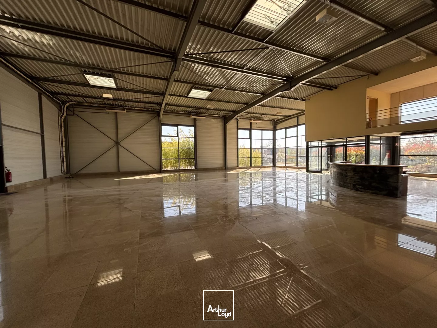 Bâtiment mixte à usage d'activités ou de commerce à louer - 1 068 m2 - Grande aire de stockage extérieure de 1 200 m2.