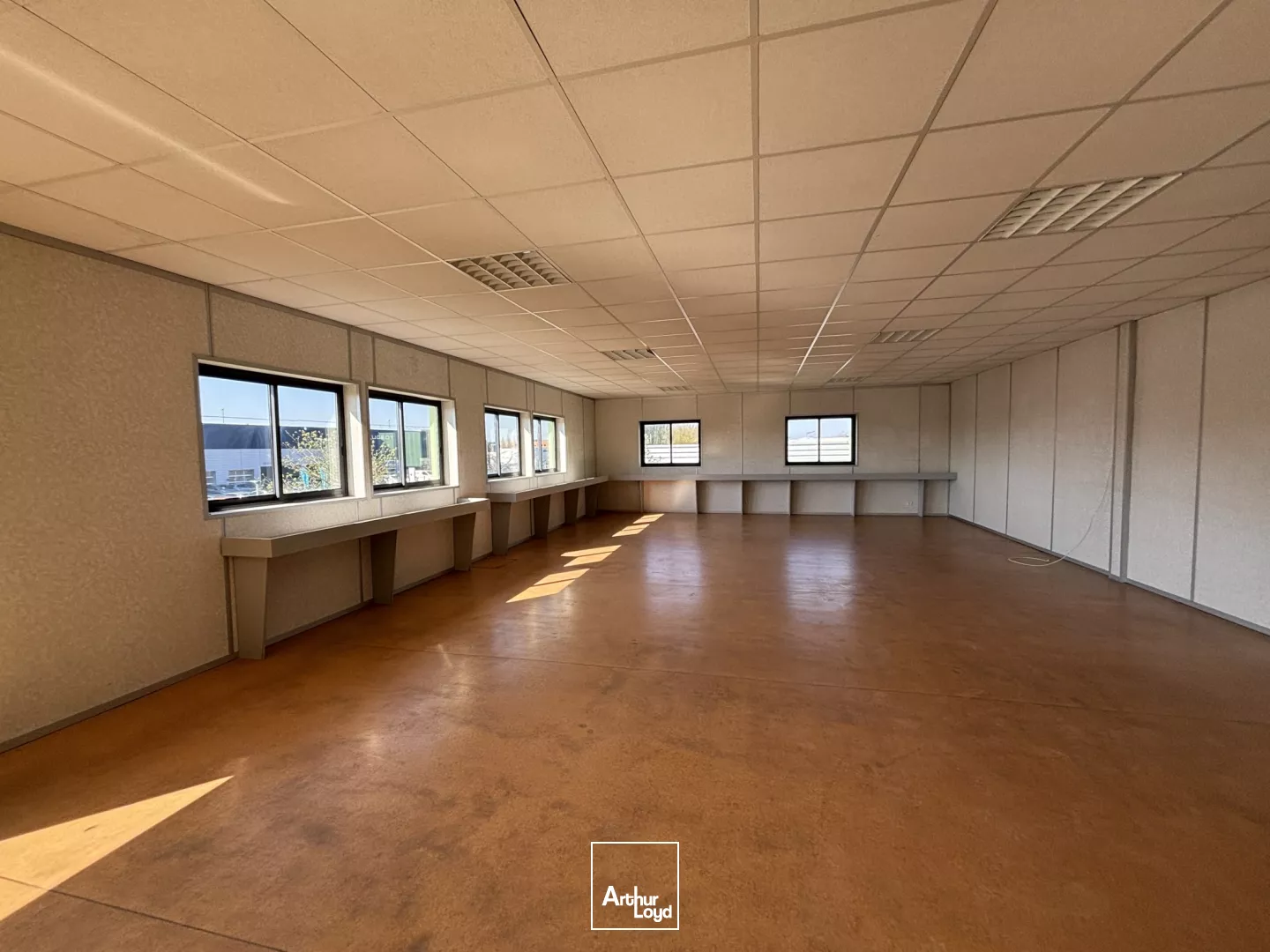 Bâtiment mixte à usage d'activités ou de commerce à louer - 1 068 m2 - Grande aire de stockage extérieure de 1 200 m2.