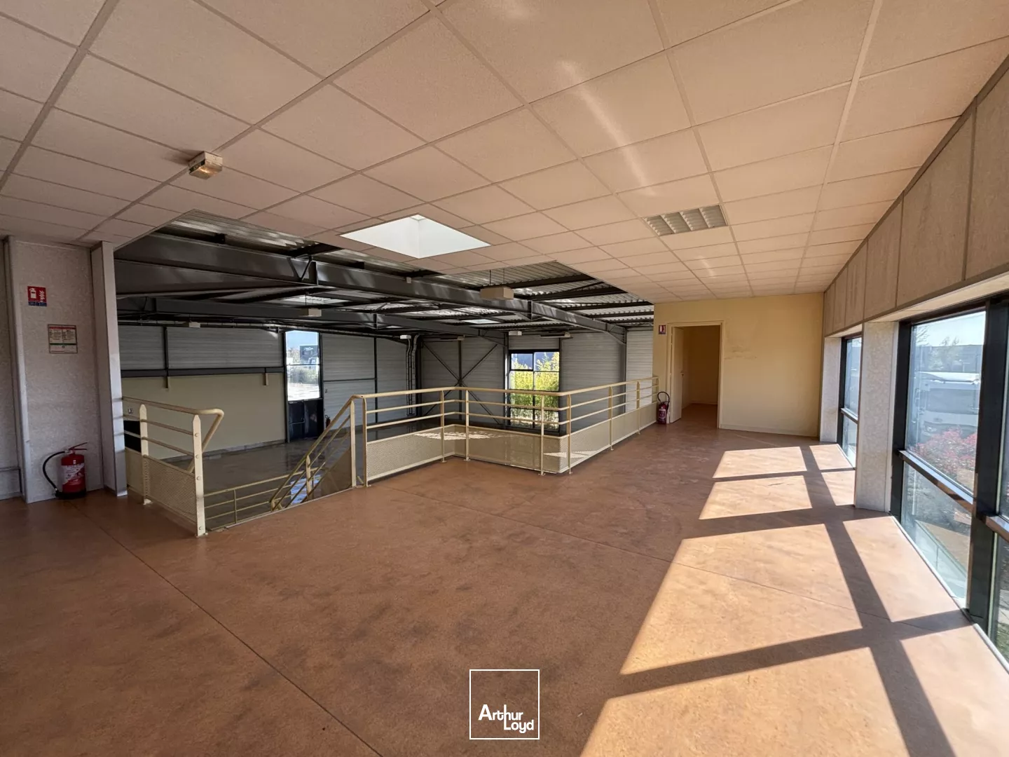 Bâtiment mixte à usage d'activités ou de commerce à louer - 1 068 m2 - Grande aire de stockage extérieure de 1 200 m2.