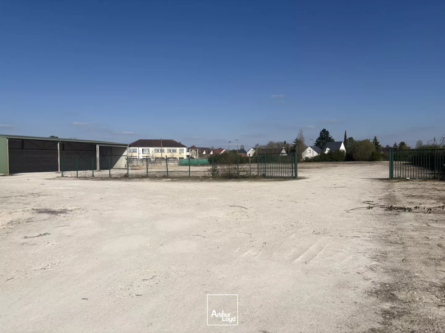 Bâtiment mixte à usage d'activités ou de commerce à louer - 1 068 m2 - Grande aire de stockage extérieure de 1 200 m2.