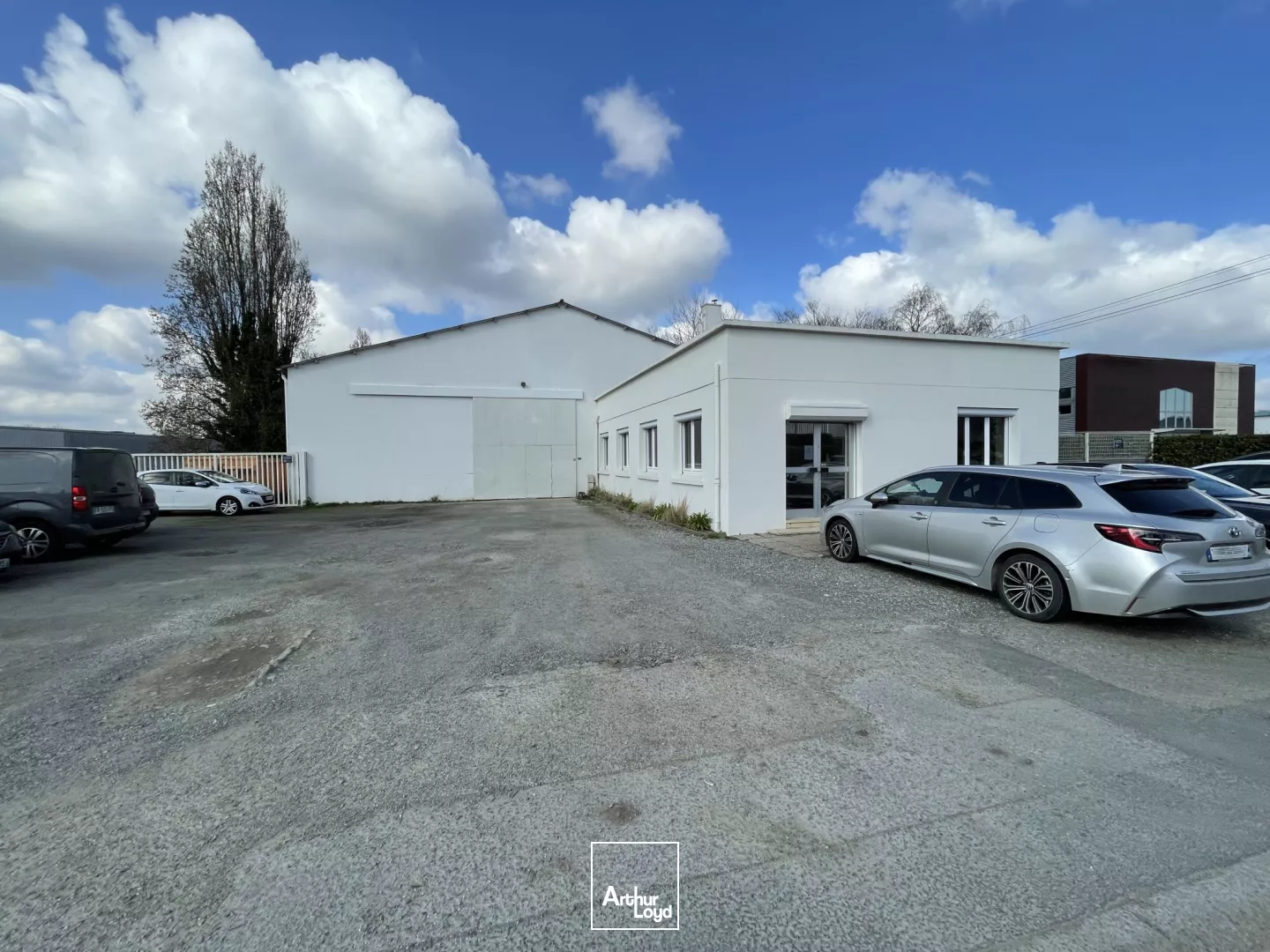 Location entrepôt avec bureaux et terrain - 715 m² - Saint-Herblain - zone d'activité proche du périphérique