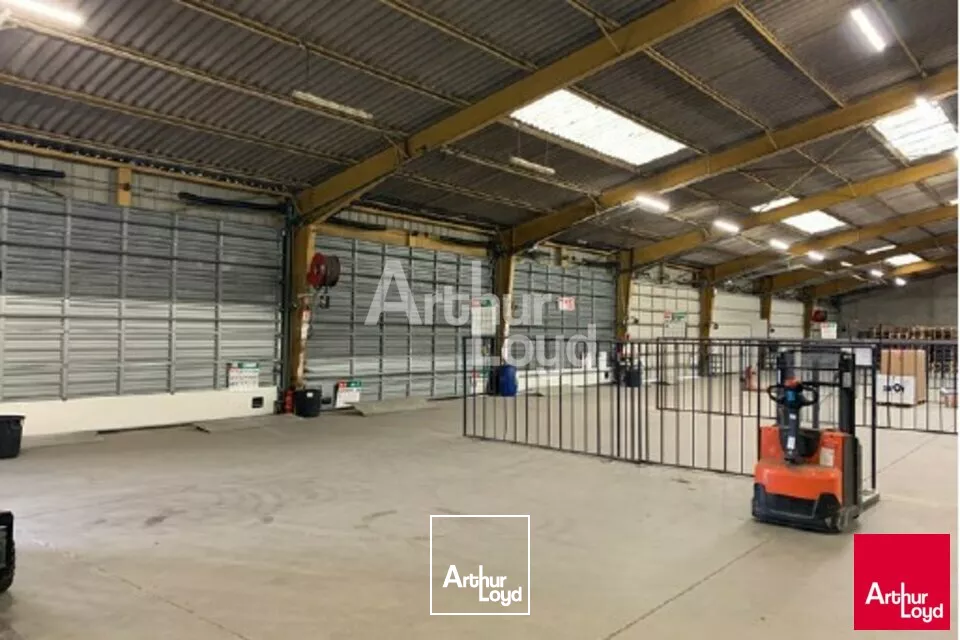LA CHAUSSEE SAINT VICTOR - LOCATION ENTREPÔT DE 1 400 M² - ACCES A10 A 1 KM 