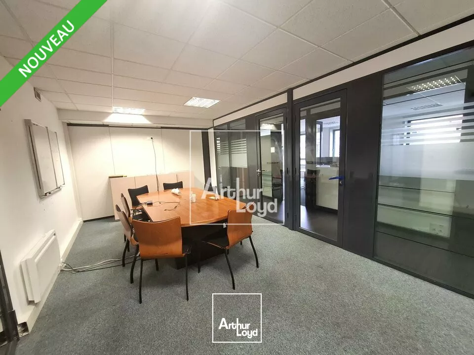 A saisir, bureaux à louer en pied de gare avec nombreux parkings