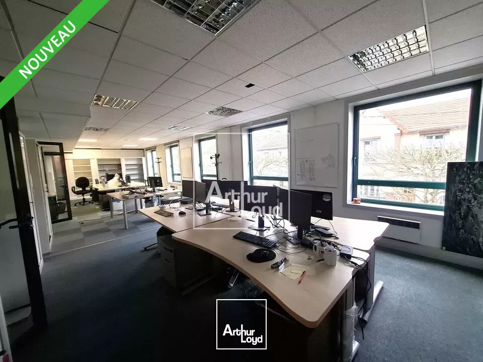 A saisir, bureaux à louer en pied de gare avec nombreux parkings