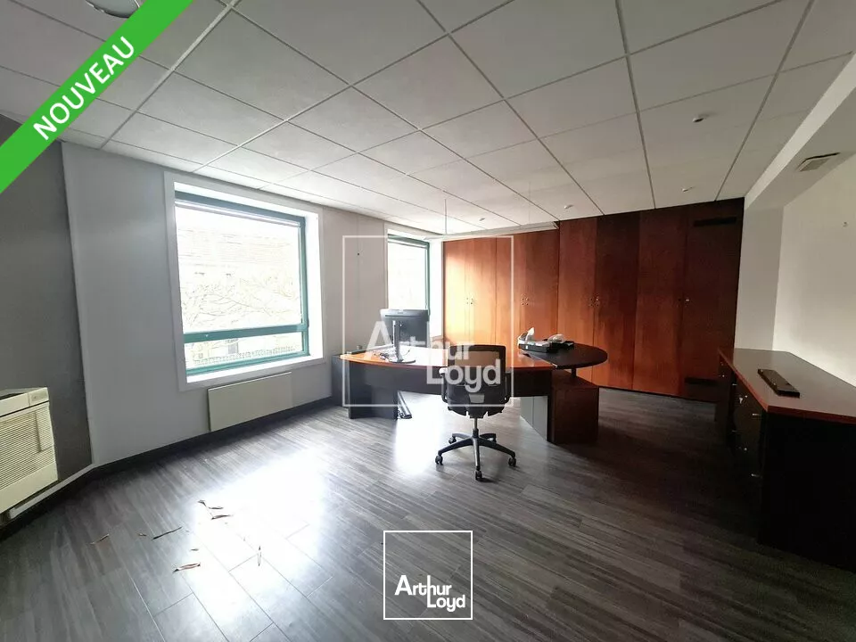 A saisir, bureaux à louer en pied de gare avec nombreux parkings