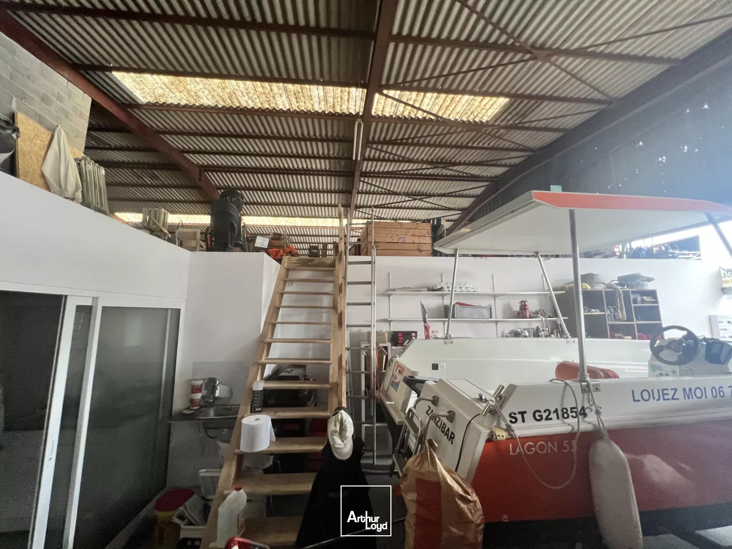 Entrepôt à vendre - Positionnement maritime exceptionnel à Port Camargue