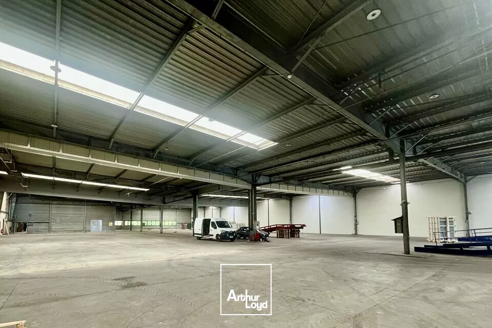ENTREPÔT LOGISTQIUE 3 600 m2