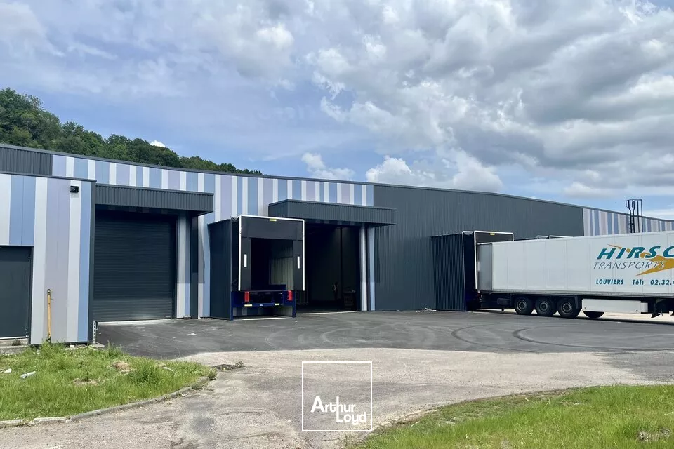 ENTREPÔT LOGISTQIUE 3 600 m2