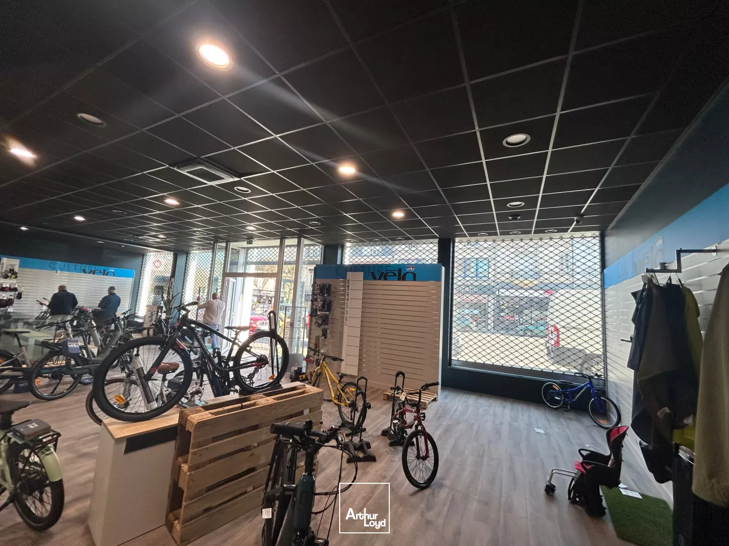 A LOUER - LOCAUX COMMERCIAUX - 340 M2 - SAINT-QUENTIN