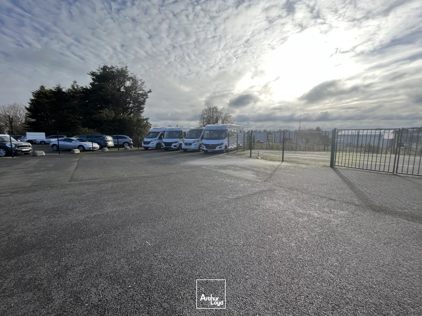 Bâtiment à louer - 982 m2 divisible à partir de 105 m2 + 4 000 m2 de cour - Est Métropole