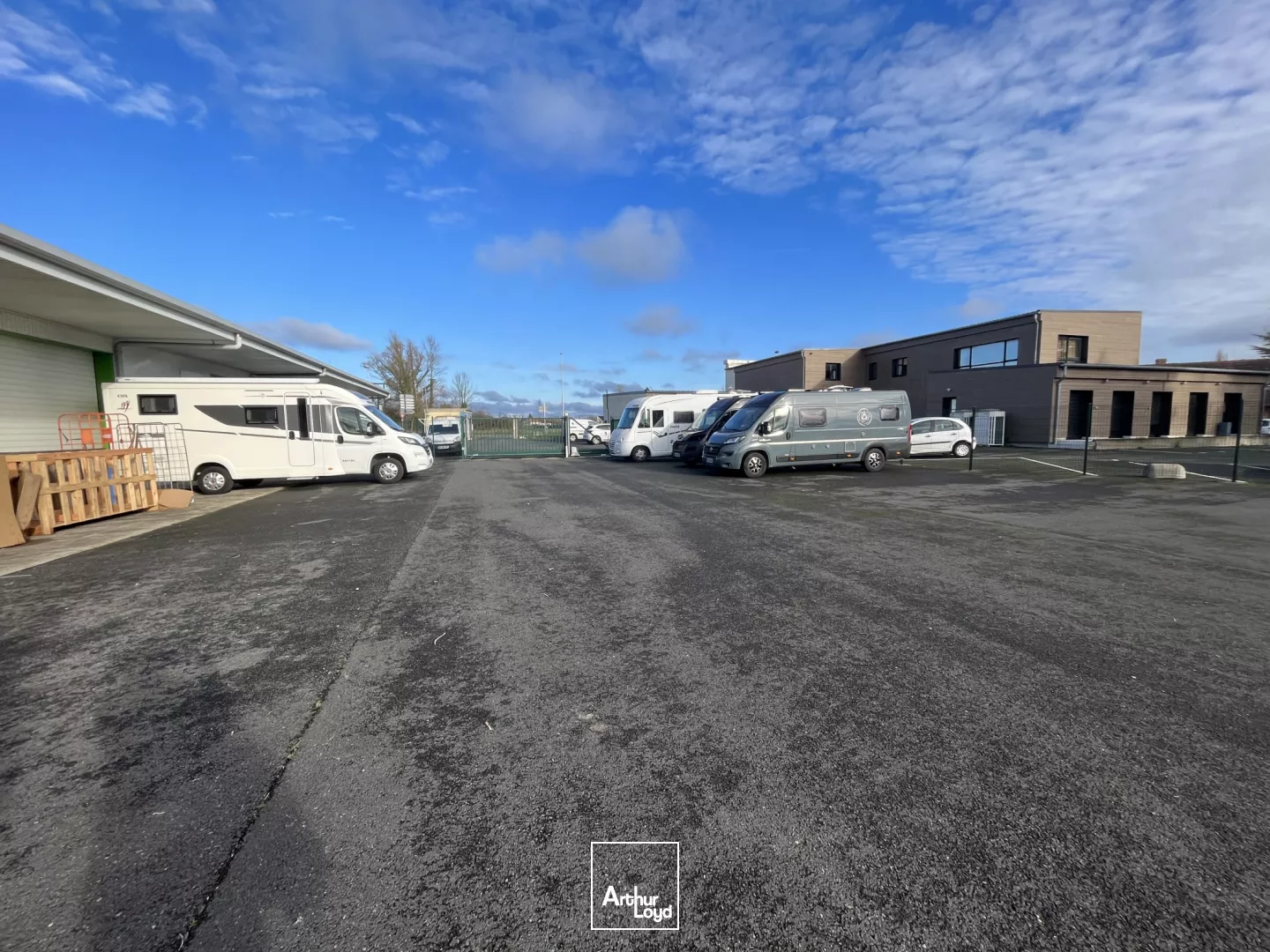 Opportunité ! Bâtiment à vendre - 982 m2 + 4 000 m2 de cour - Est Métropole