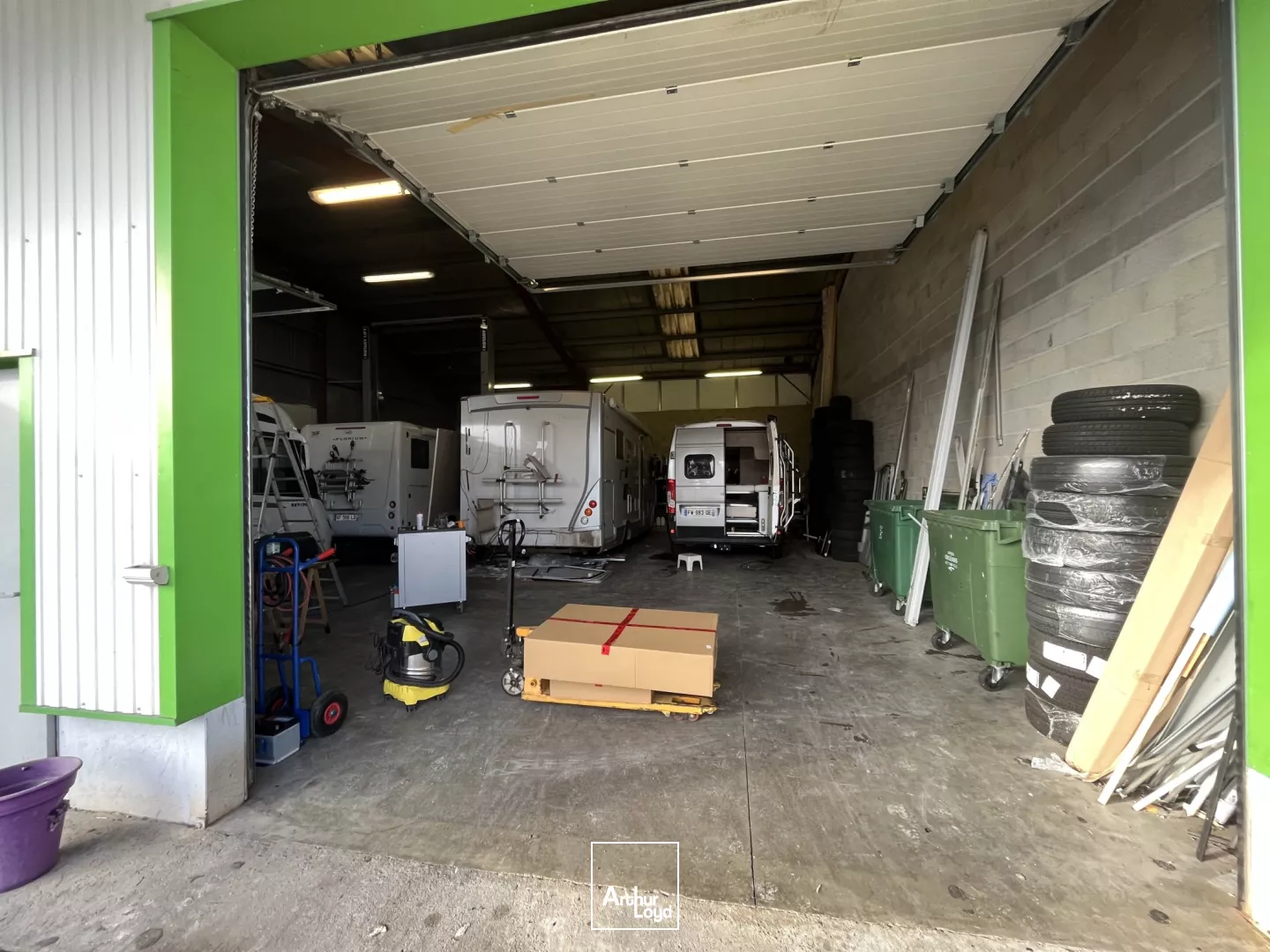 Opportunité ! Bâtiment à vendre - 982 m2 + 4 000 m2 de cour - Est Métropole