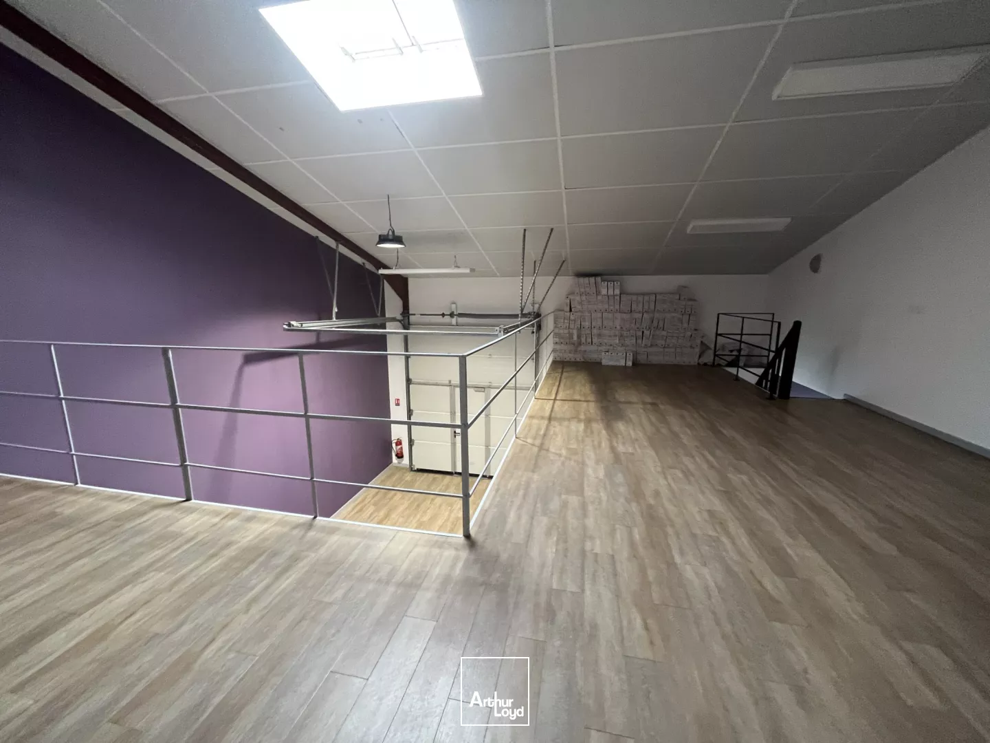 Opportunité ! Bâtiment à vendre - 982 m2 + 4 000 m2 de cour - Est Métropole