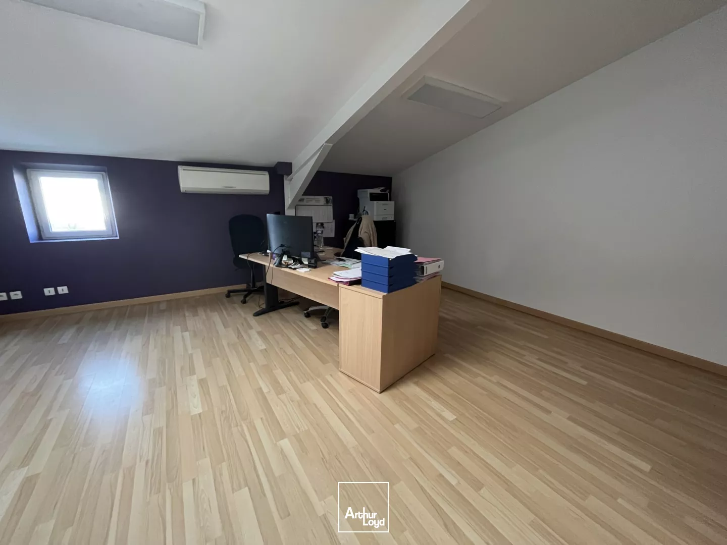 Opportunité ! Bâtiment à vendre - 982 m2 + 4 000 m2 de cour - Est Métropole