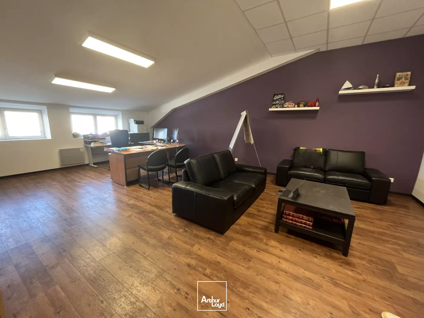 Opportunité ! Bâtiment à vendre - 982 m2 + 4 000 m2 de cour - Est Métropole