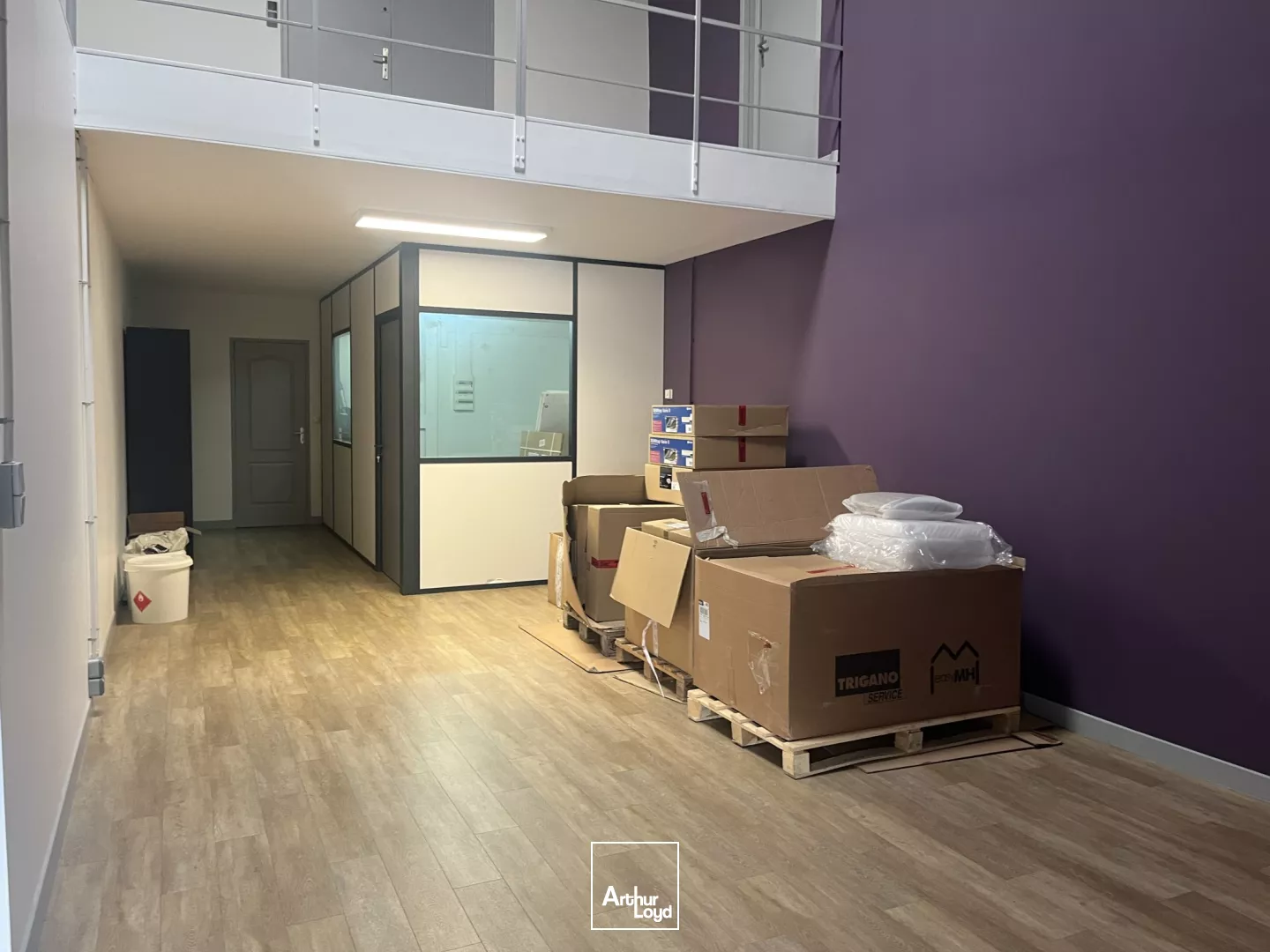 Opportunité ! Bâtiment à vendre - 982 m2 + 4 000 m2 de cour - Est Métropole