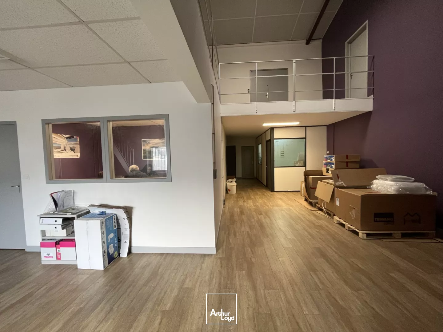 Opportunité ! Bâtiment à vendre - 982 m2 + 4 000 m2 de cour - Est Métropole