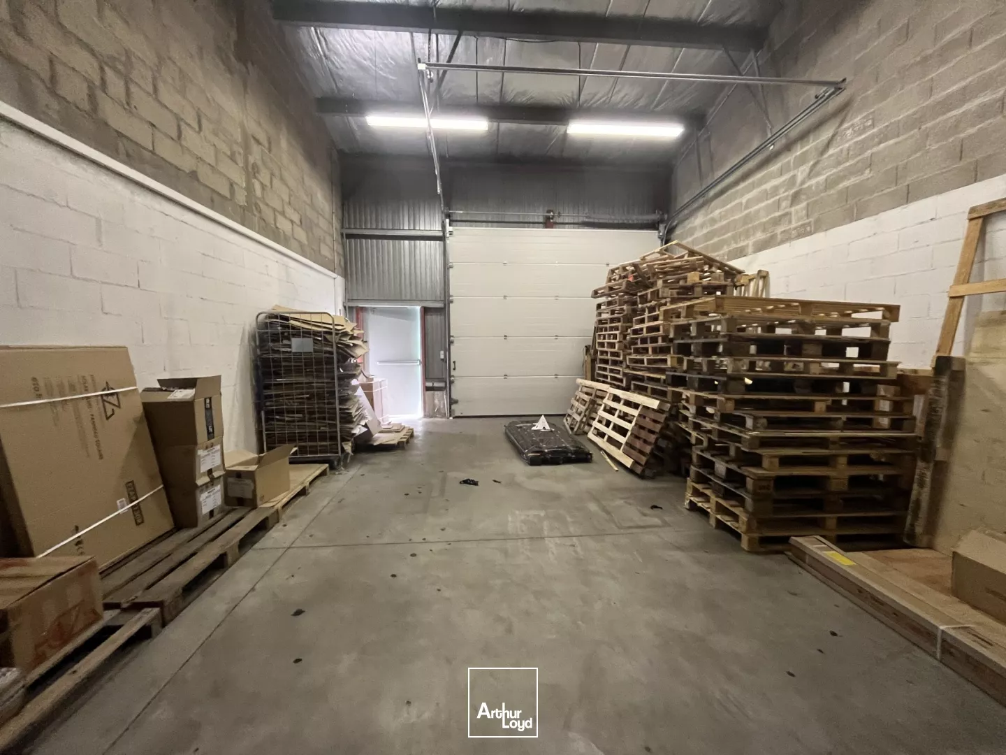 Opportunité ! Bâtiment à vendre - 982 m2 + 4 000 m2 de cour - Est Métropole