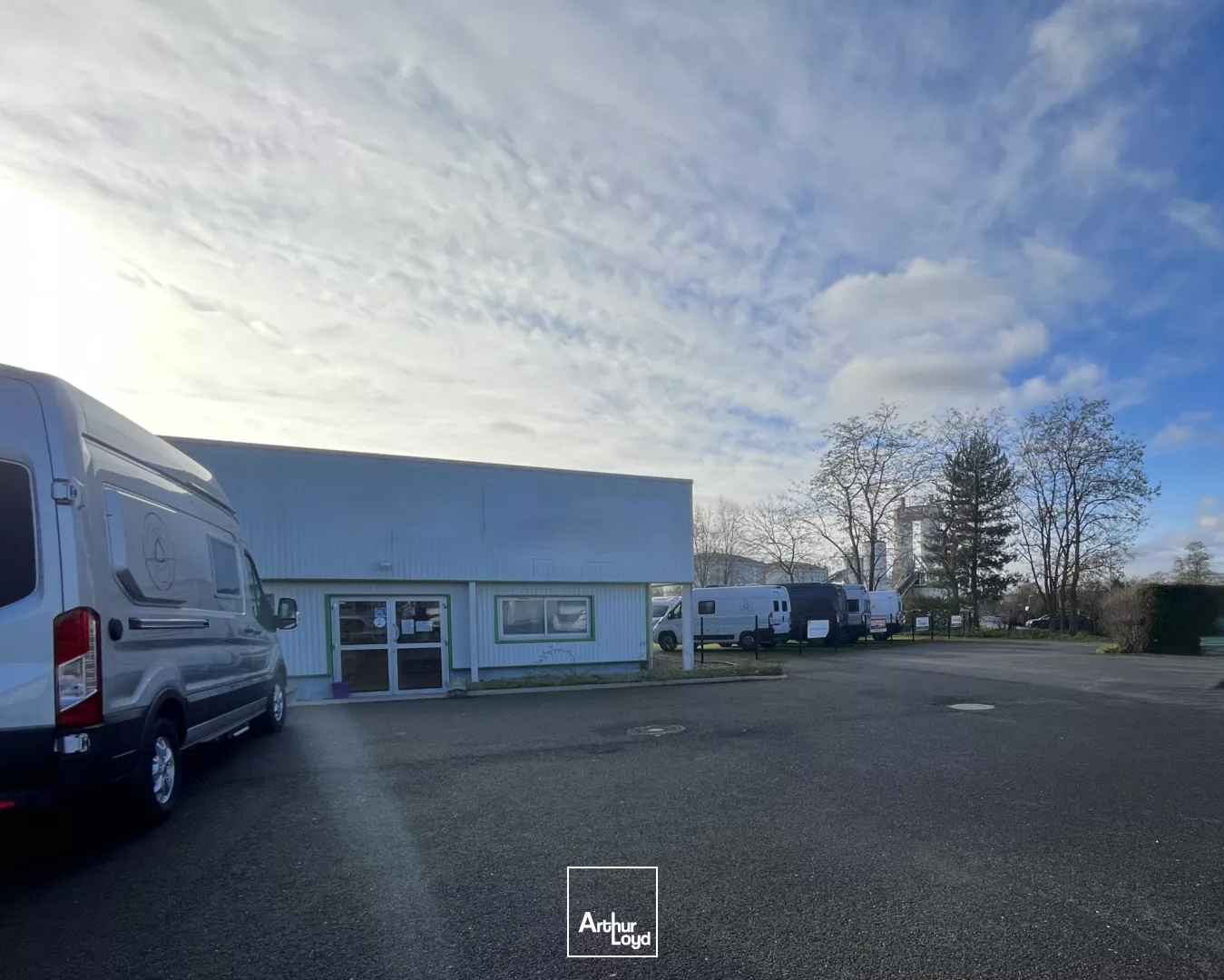 Opportunité ! Bâtiment à vendre - 982 m2 + 4 000 m2 de cour - Est Métropole