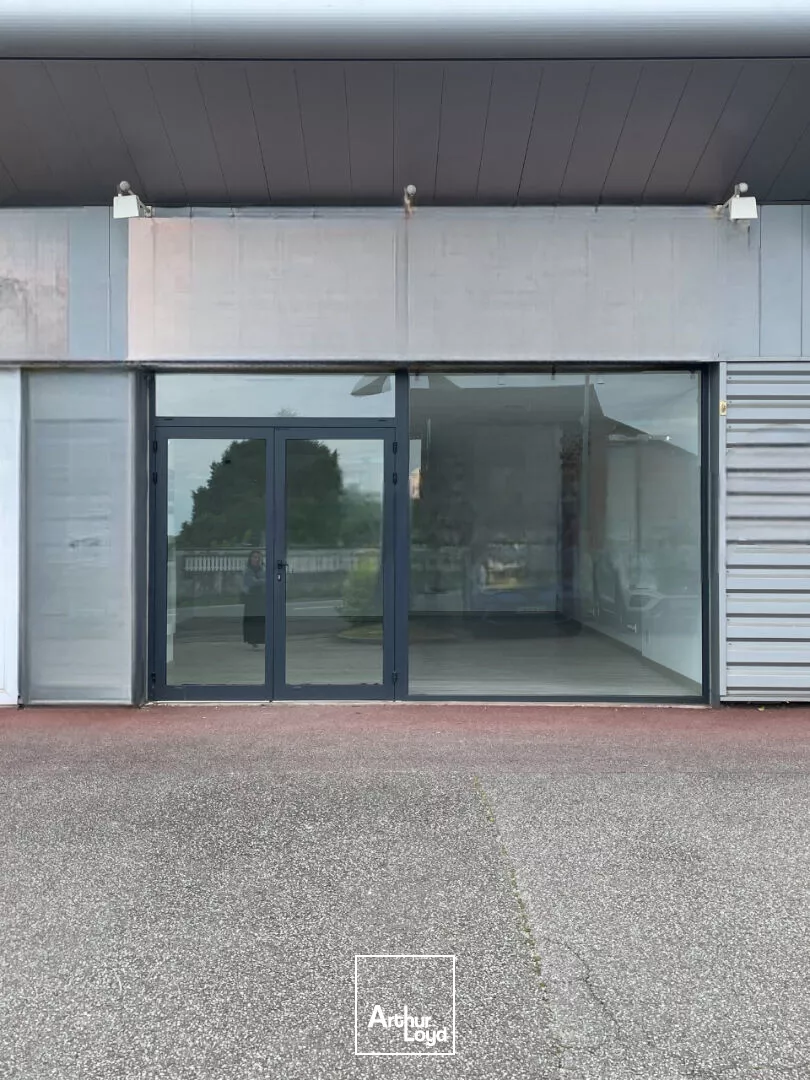 Local commercial - axe principal - Couzeix - A louer avec parkings