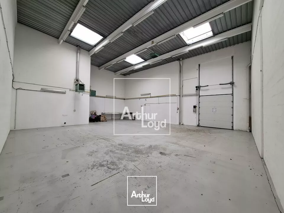 Rare, local d'activité avec quai de chargement à louer!