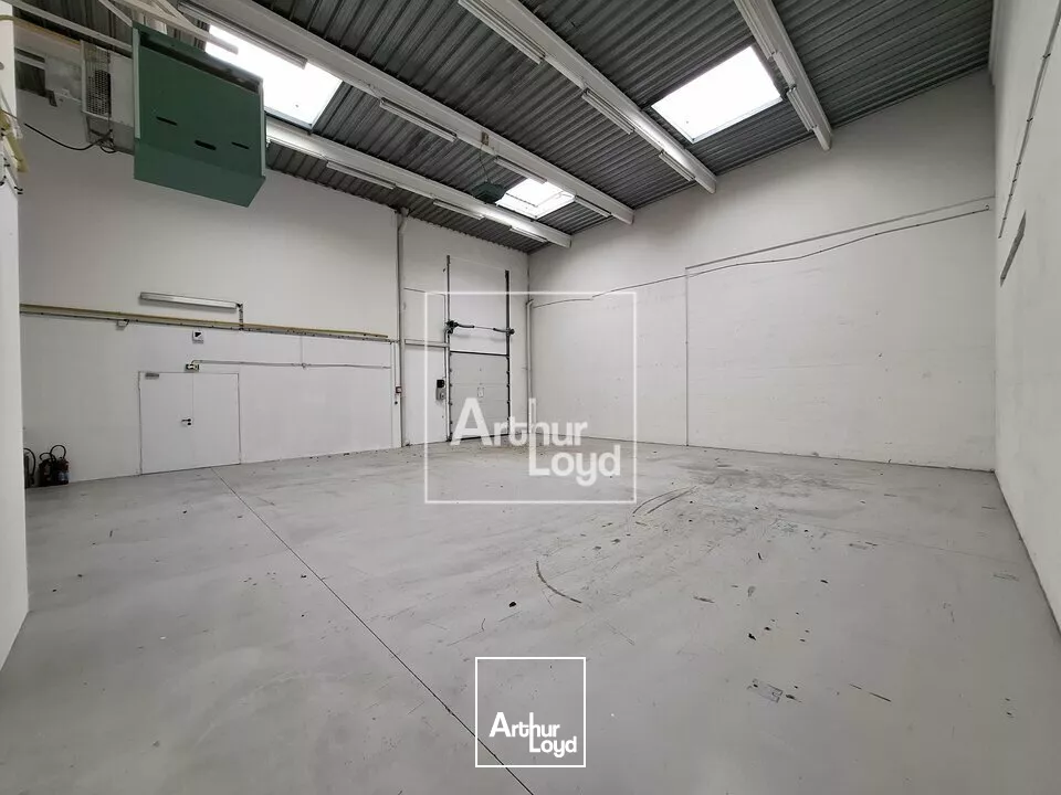 Rare, local d'activité avec quai de chargement à louer!