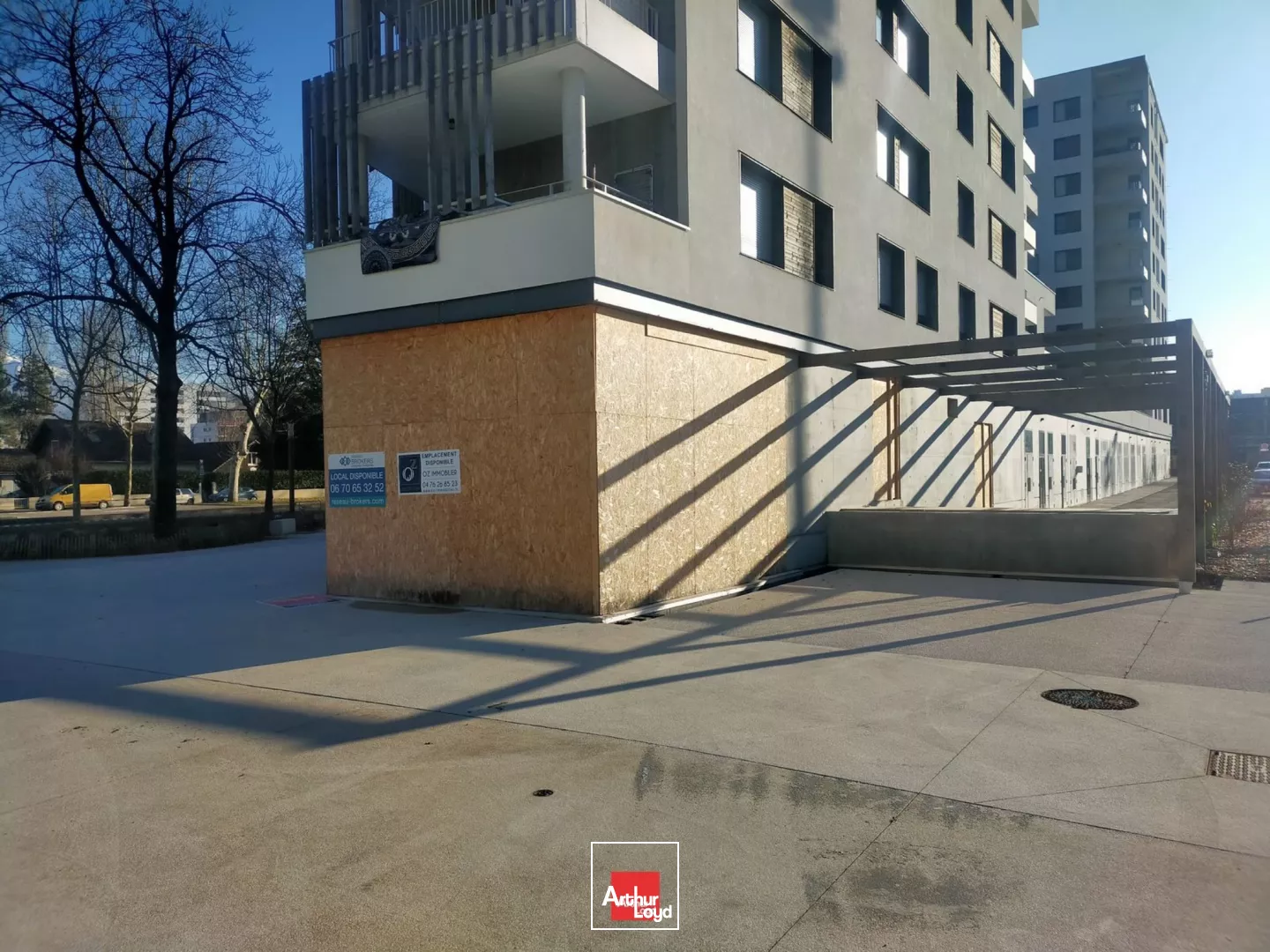 LOCAL COMMERCIAL 235 M² A LOUER BRUT DE BETON PONT DE CLAIX TERRASSE