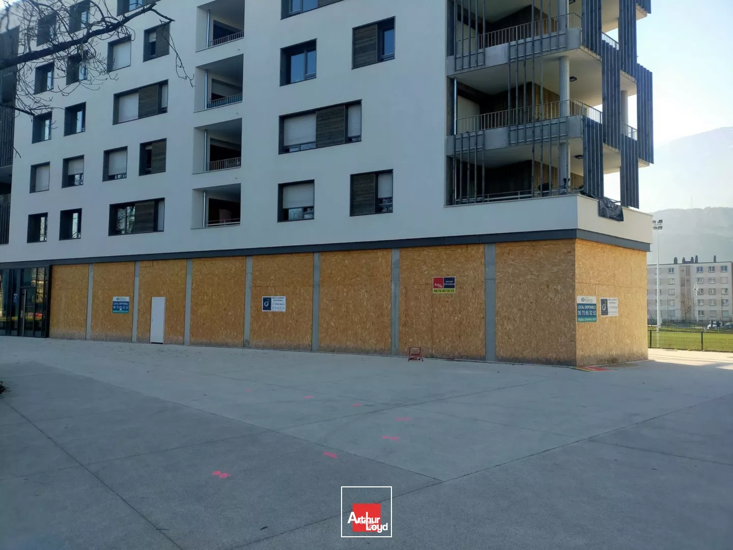 LOCAL COMMERCIAL 235 M² A LOUER BRUT DE BETON PONT DE CLAIX TERRASSE