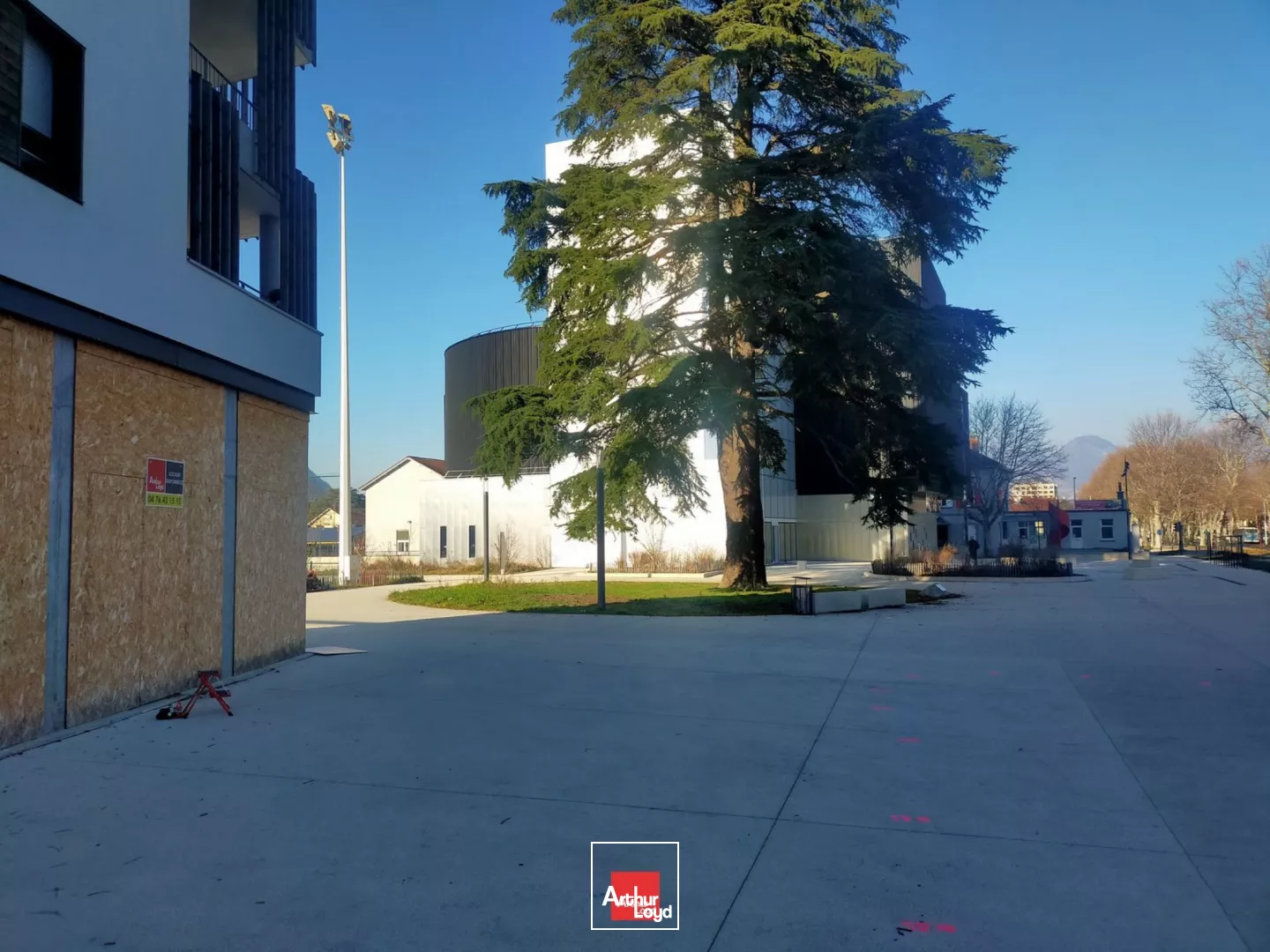 LOCAL COMMERCIAL 235 M² A LOUER BRUT DE BETON PONT DE CLAIX TERRASSE