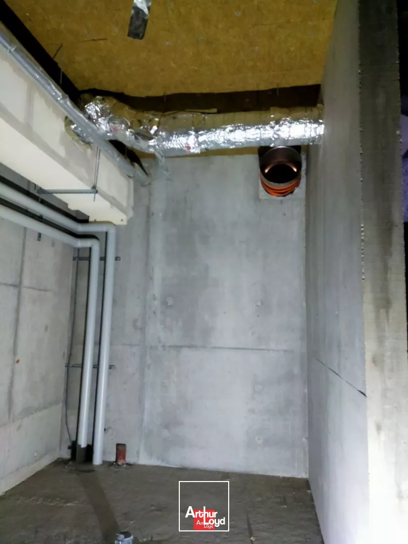 LOCAL COMMERCIAL 235 M² A LOUER BRUT DE BETON PONT DE CLAIX TERRASSE