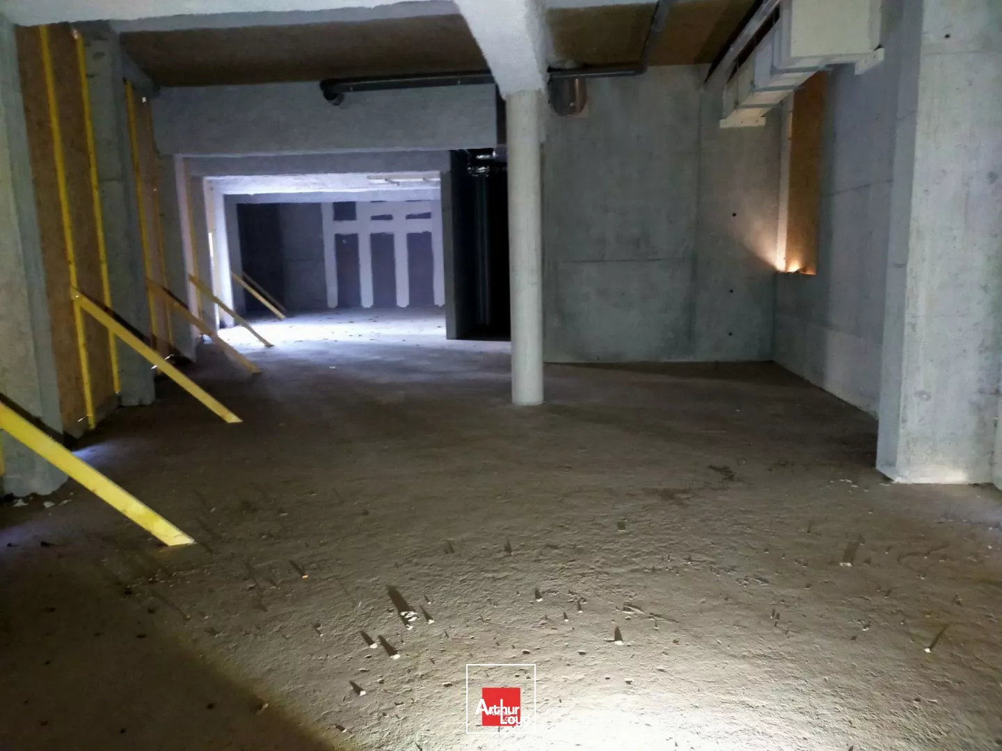 LOCAL COMMERCIAL 235 M² A LOUER BRUT DE BETON PONT DE CLAIX TERRASSE