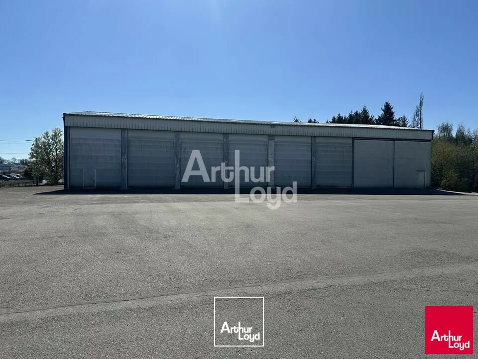 Au bord de l'A84, un bâtiment indépendant avec grand foncier