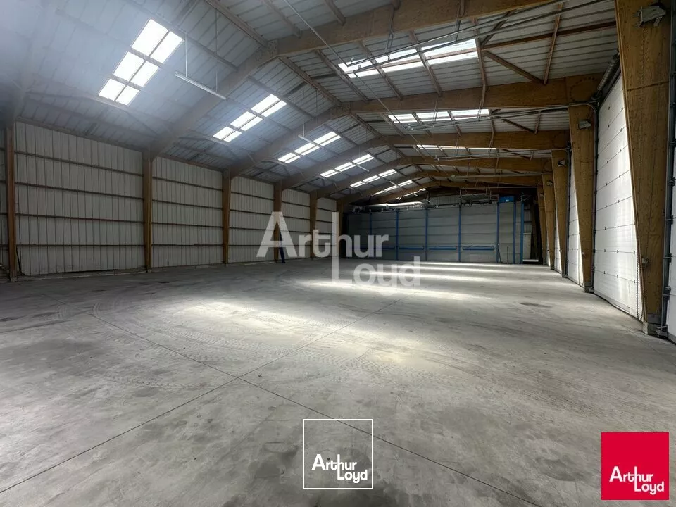 Au bord de l'A84, un bâtiment indépendant avec grand foncier