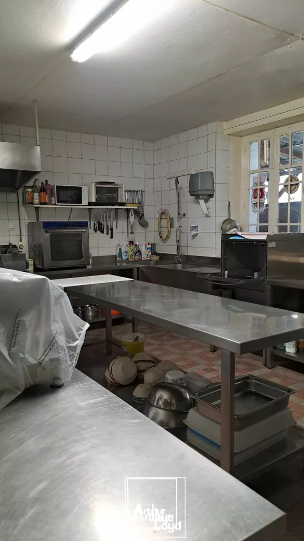 Arthur Loyd vous présente sur la commune de Bétaille , ce local commercial idéalement placé sur un axe passant .Actuellement exploité en débit de tabac et restaurant , il peut vous o...