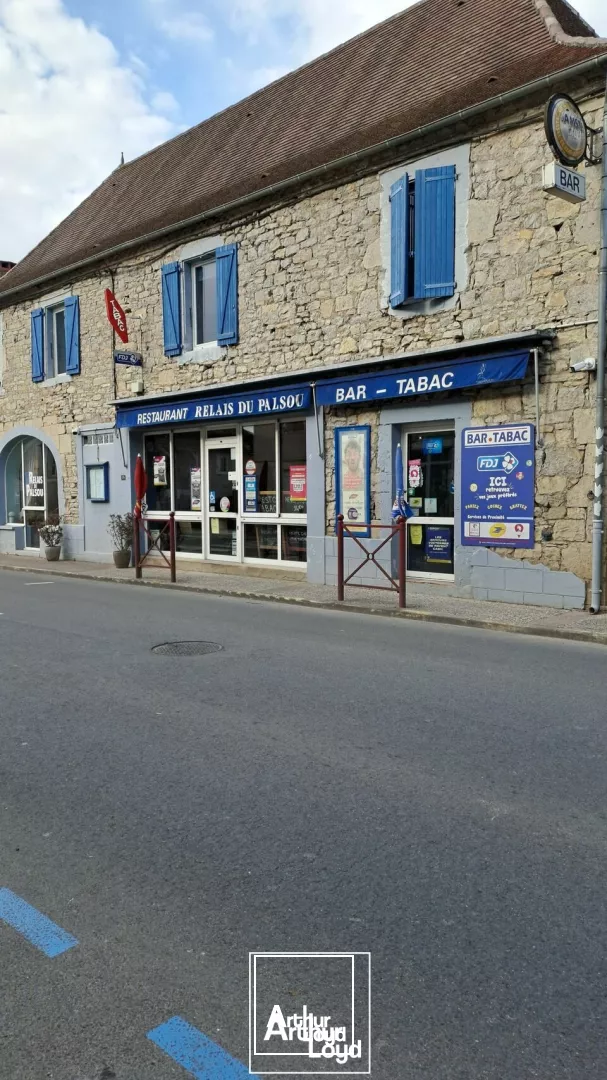 Arthur Loyd vous présente sur la commune de Bétaille , ce local commercial idéalement placé sur un axe passant .Actuellement exploité en débit de tabac et restaurant , il peut vous o...