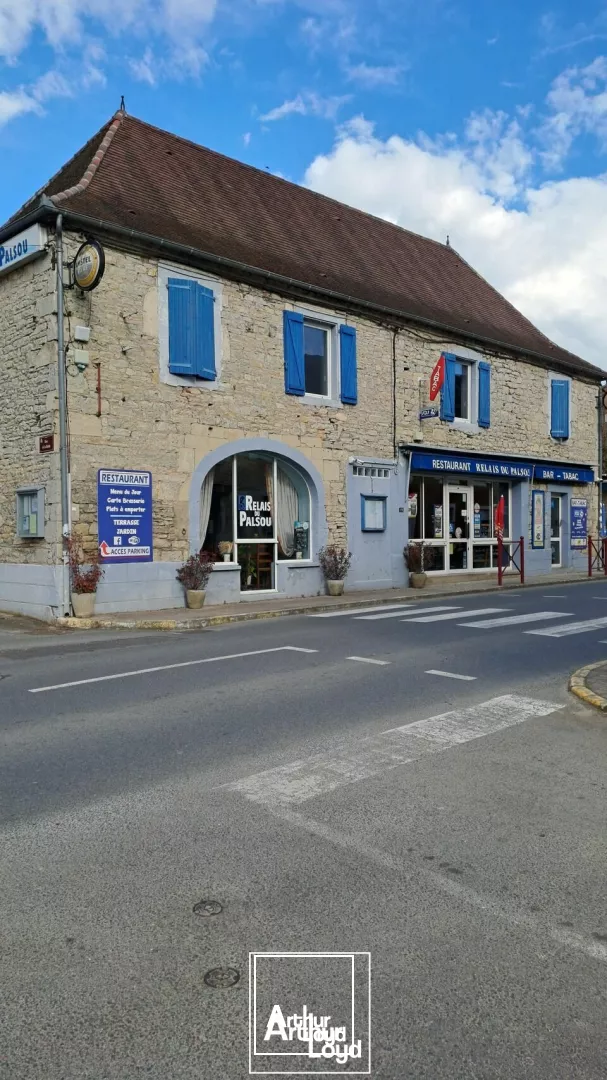 Arthur Loyd vous présente sur la commune de Bétaille , ce local commercial idéalement placé sur un axe passant .Actuellement exploité en débit de tabac et restaurant , il peut vous o...
