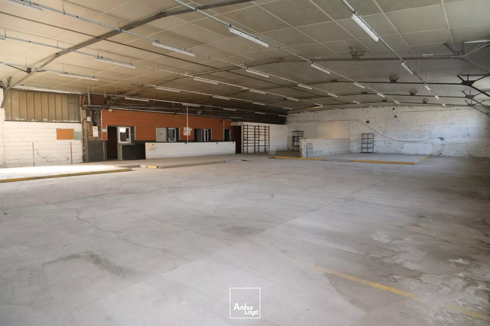 A LOUER - LOCAUX D'ACTIVITÉ - 650 M2- SAINT-QUENTIN