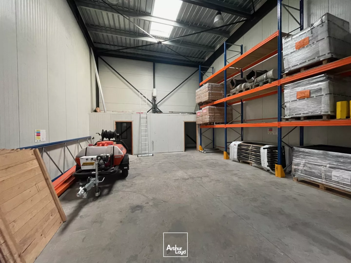 Locaux d'activité à vendre à VAL DE REUIL 27100